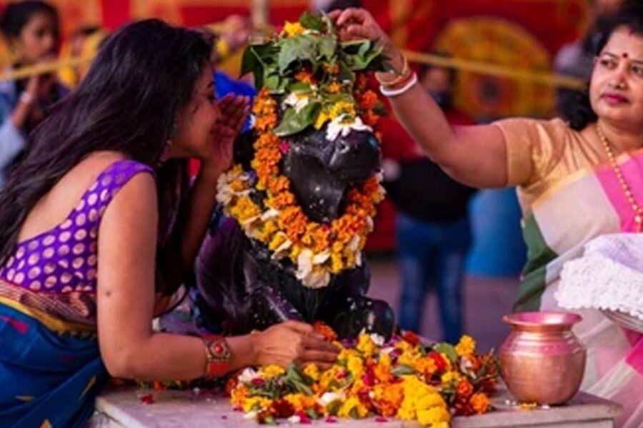 शिवभक्ति की अनोखी परंपरा: नंदी के कान में कहें अपनी दिल की बात!