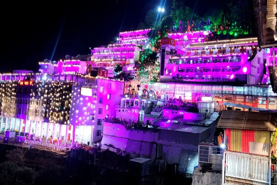 🚩 चलो बुलावा आया है! माता वैष्णो देवी का दरबार तीन हफ्तों बाद भक्तों के लिए खुला